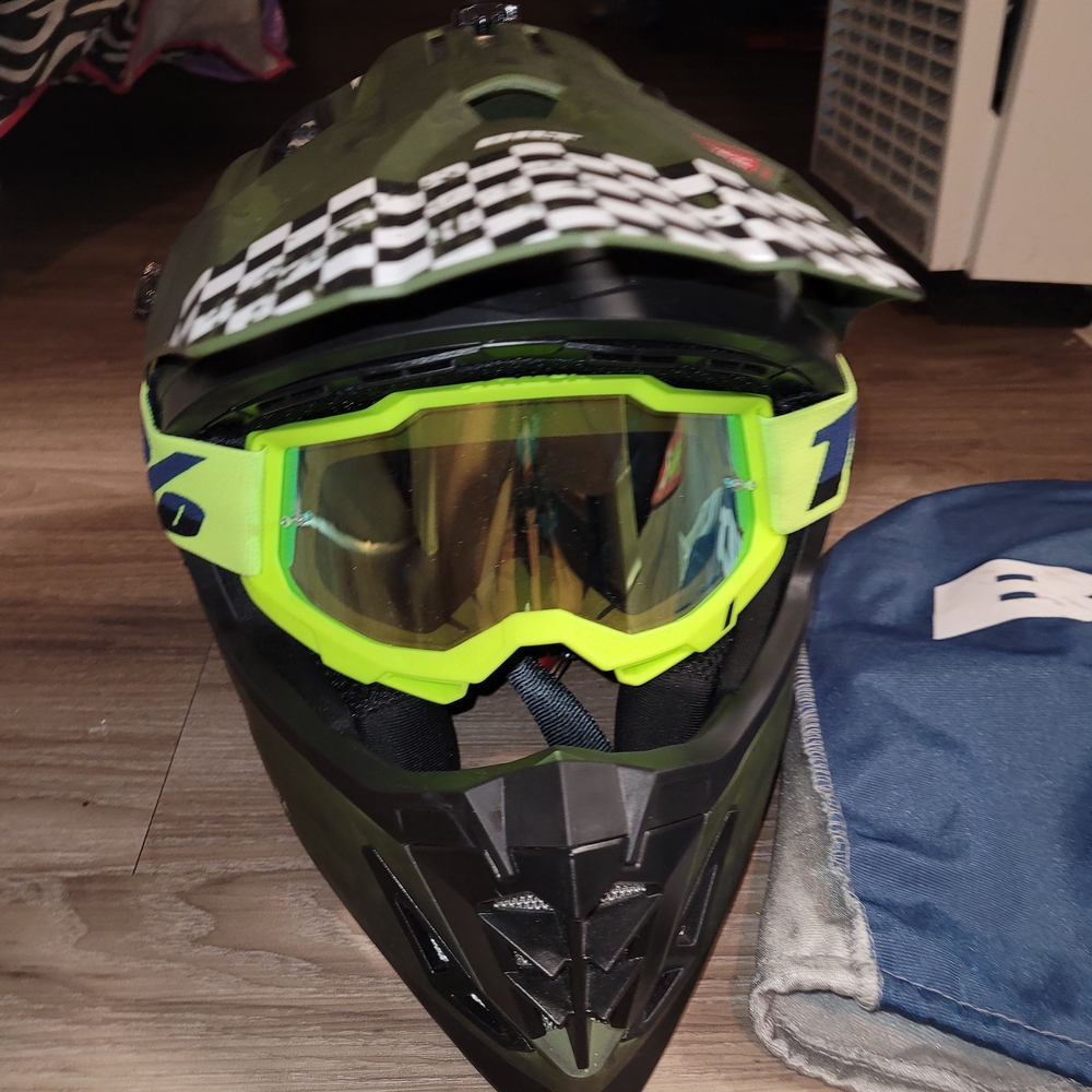 XL Green Motocross Helmet with Green Goggles - Picture 3 of 14